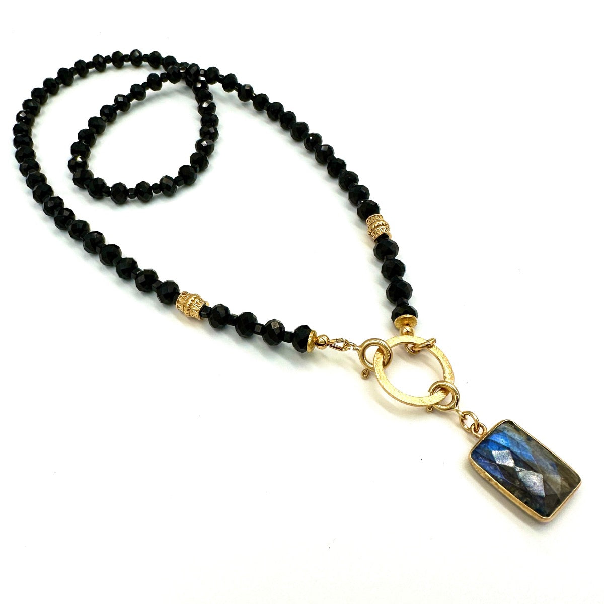 Czarny spinel na szyję, naszyjnik Ewa Mrochen Jewellery, elegancki i subtelny dodatek do stroju.