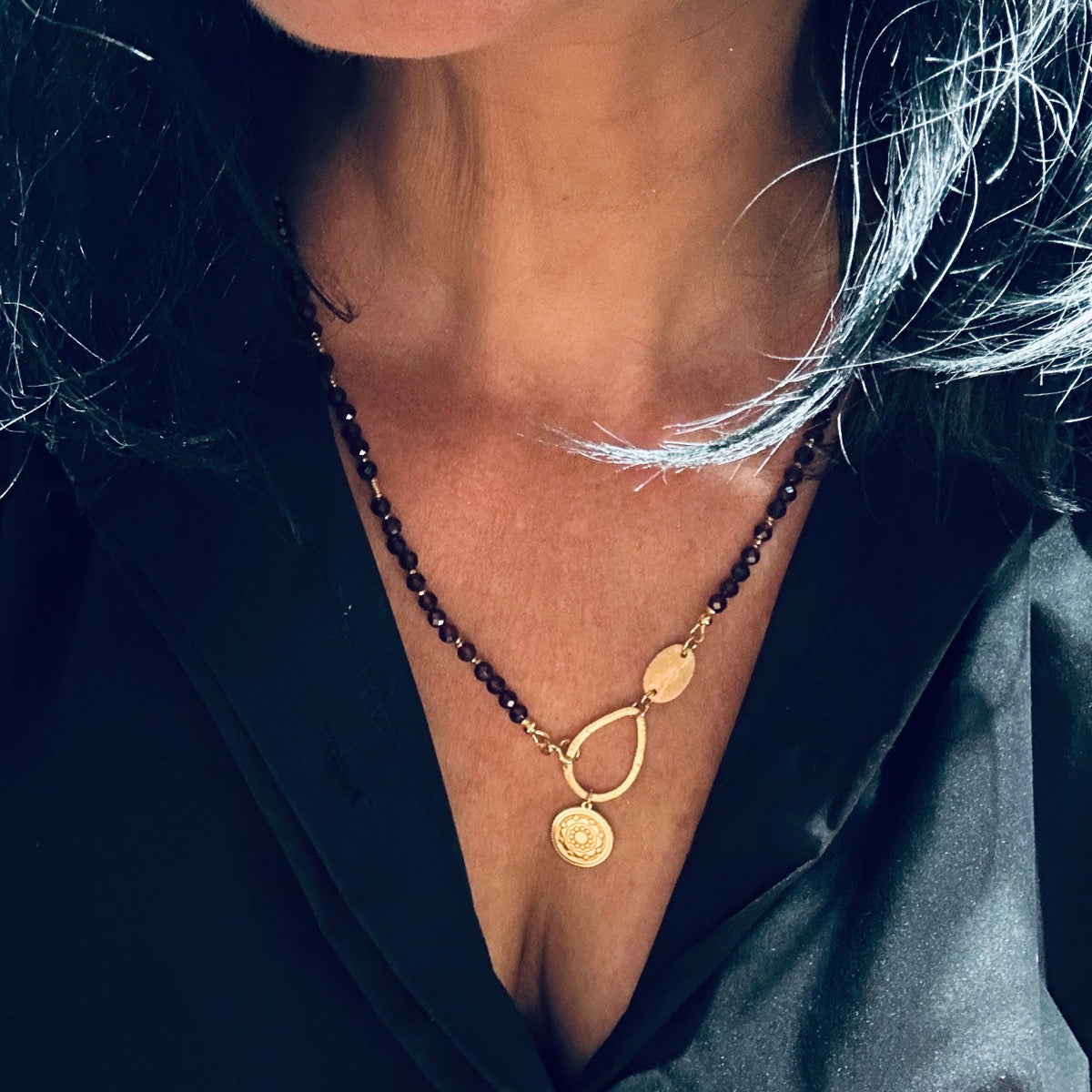 Naszyjnik z granatem Feniksa od Ewa Mrochen Jewellery, elegancki biżuteryjny dodatek z kamieniem szlachetnym.