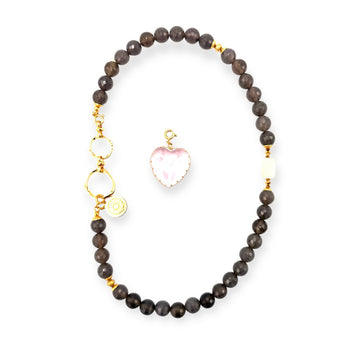 Naszyjnik z naturalnym agatem i kwarcem różowym Aura Miłości od Ewa Mrochen Jewellery® na tle.