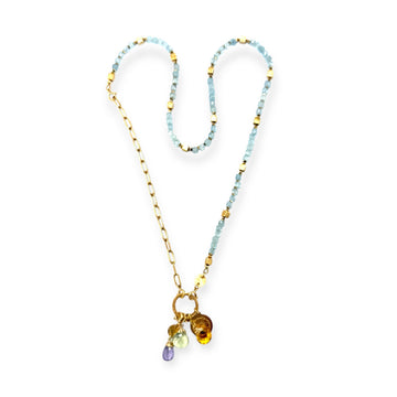 Damski naszyjnik z akwamarynem od Ewa Mrochen Jewellery, elegancki i klasyczny, ozdobiony dużym niebieskim kamieniem.