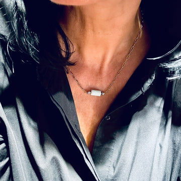 Naszyjnik z amazonitu "Magia wolności" marki Ewa Mrochen Jewellery, ozdobiony naturalnym kamieniem amazonitu na delikatnym łańcuszku.