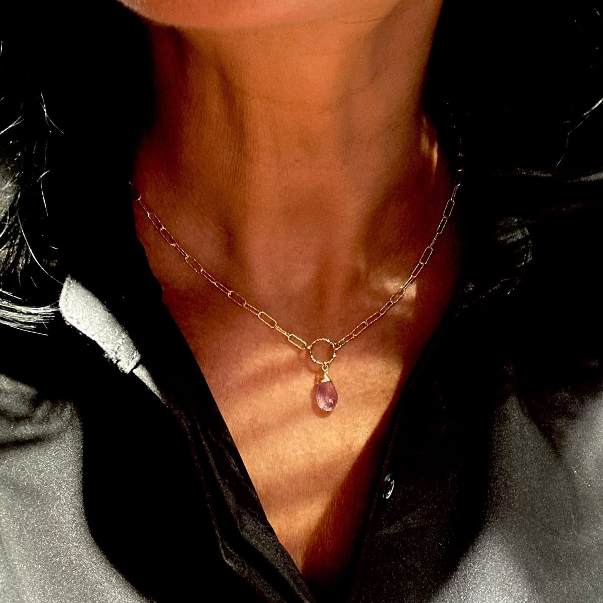 Naszyjnik z ametystem Otulona Spokojem od Ewa Mrochen Jewellery na tle neutralnym, delikatny i elegancki biżuteria.