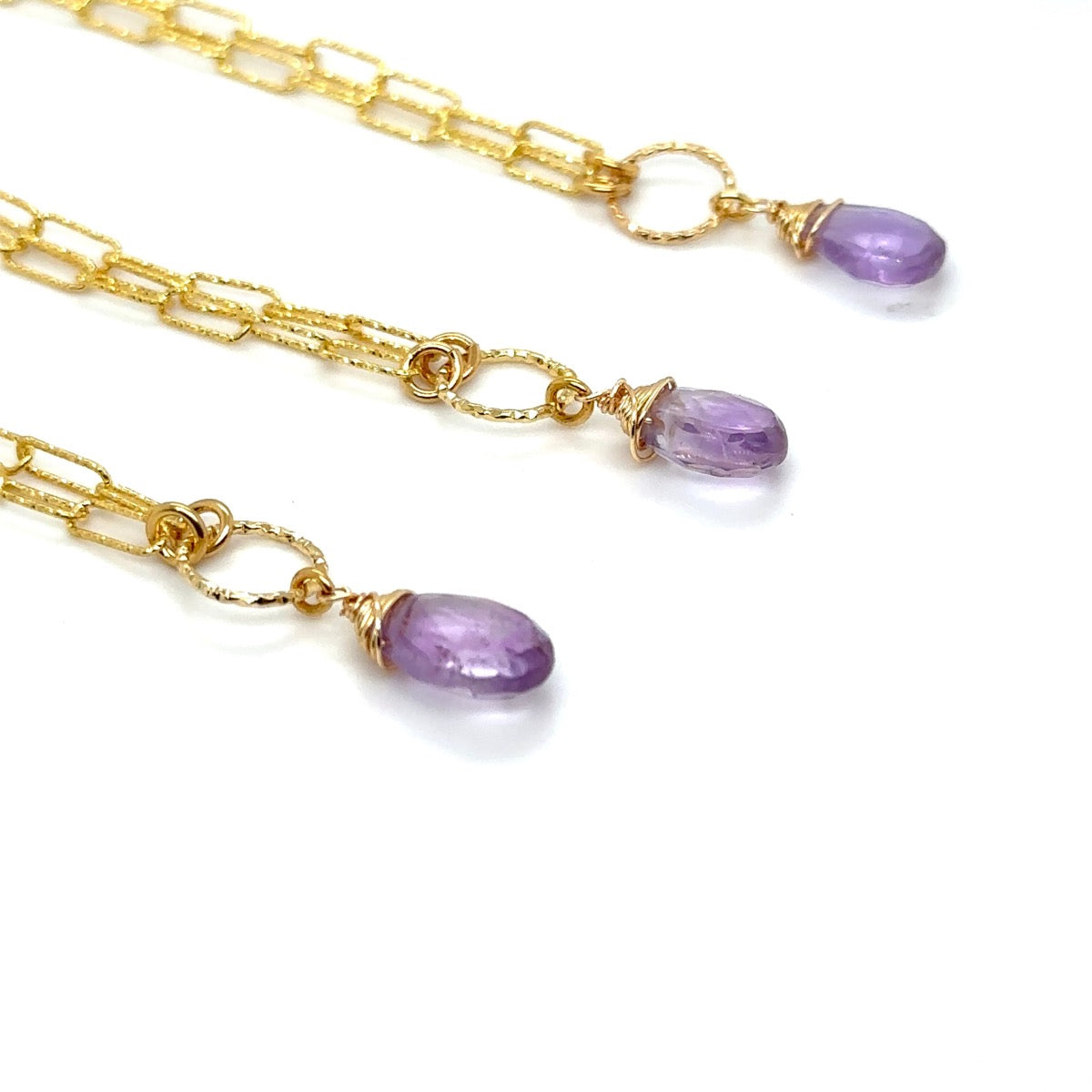 Naszyjnik z ametystem od Ewa Mrochen Jewellery, elegancki i otulający spokojem, z kamieniem ametystu na delikatnym łańcuszku.