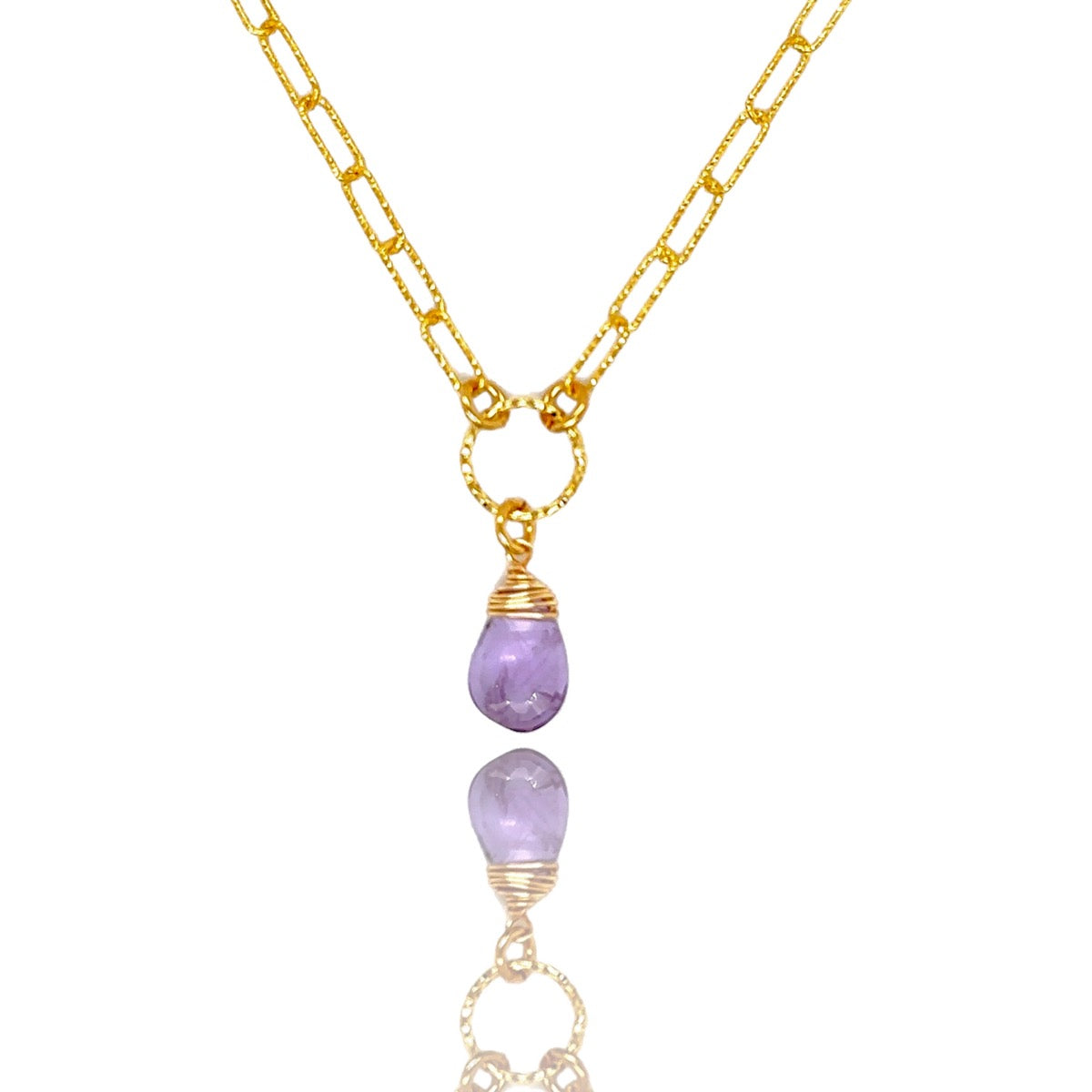 Naszyjnik z ametystem Otulona Spokojem od Ewa Mrochen Jewellery, delikatna biżuteria z ametystem na łańcuszku.