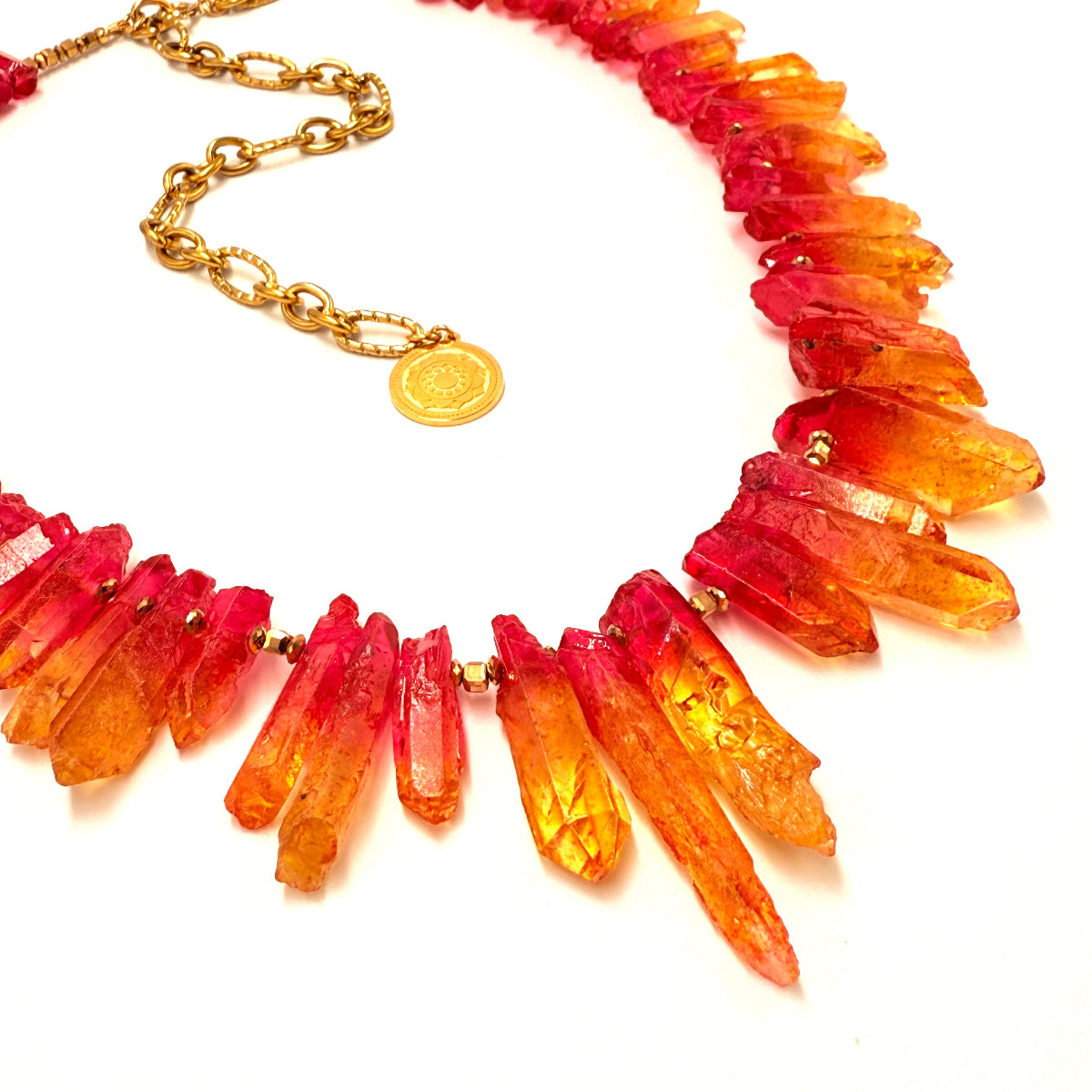 Naszyjnik Aura Rosa Joyful Playful od Ewa Mrochen Jewellery® z delikatnymi zawieszkami i kolorowymi elementami na srebrnym łańcuszku