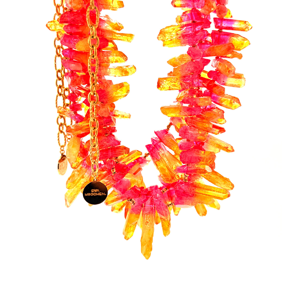 Ewa Mrochen Jewellery Aura Rosa Naszyjnik Joyful Playful z kolorowymi koralikami i delikatnym łańcuszkiem na tle białym