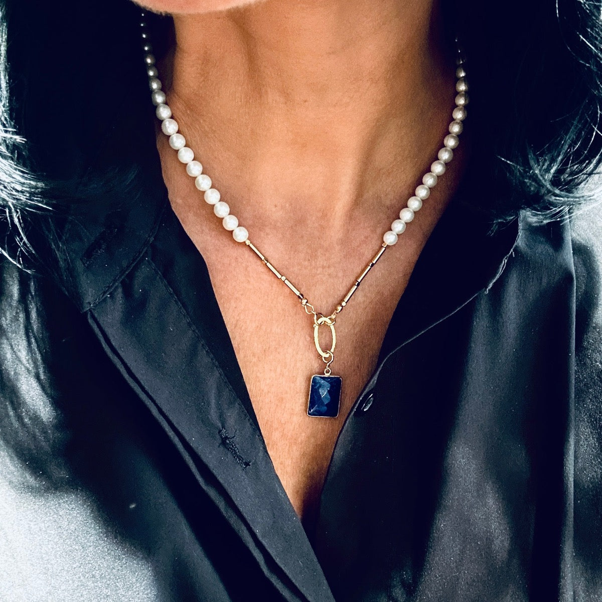 Biały naszyjnik z perłą Lady Style od Ewa Mrochen Jewellery, elegancki i subtelny dodatek do kobiecej garderoby