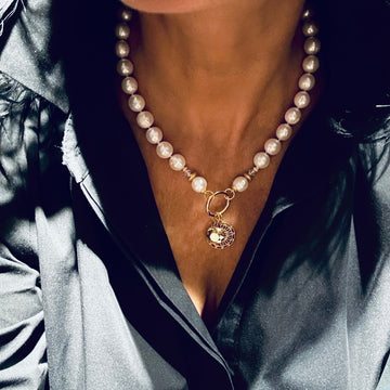 Biały perłowy naszyjnik Royalty marki Ewa Mrochen Jewellery na tle, elegancki i delikatny, idealny na specjalne okazje.
