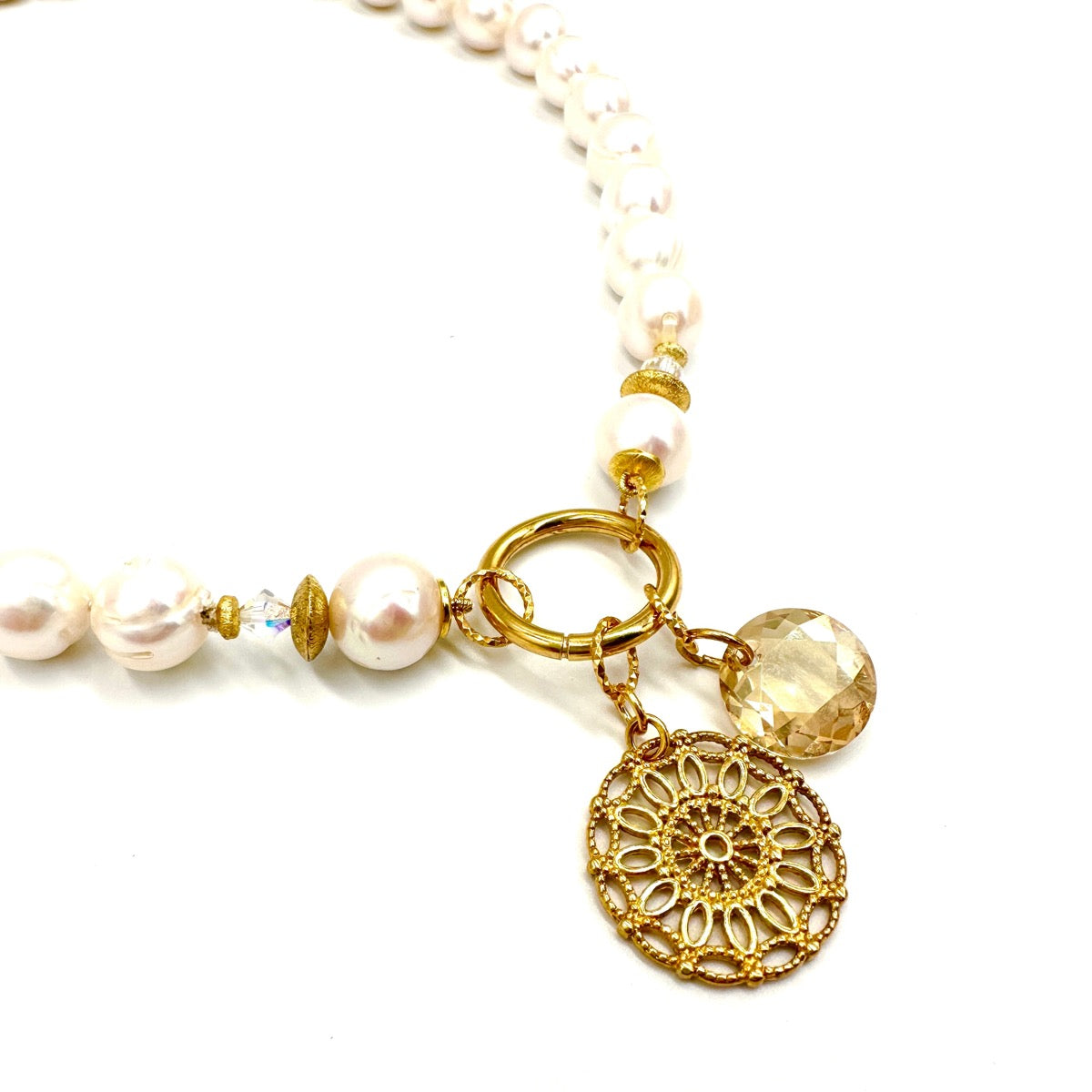 Biały naszyjnik Perła Royalty od Ewa Mrochen Jewellery, delikatny z perłami i eleganckim designem, na zdjęciu.