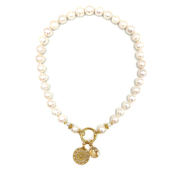 Biały naszyjnik z pereł od Ewa Mrochen Jewellery, elegancki i delikatny dodatek do kobiecych stylizacji.