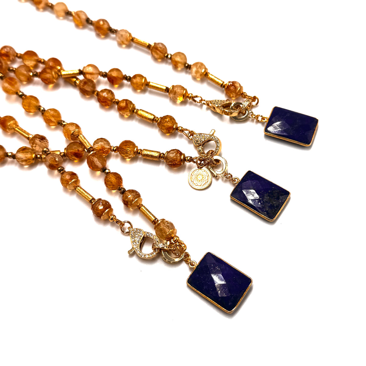 Naszyjnik Ewa Mrochen Jewellery z cytrynem, otulony słonecznym blaskiem, podkreślający elegancję i naturalne piękno.