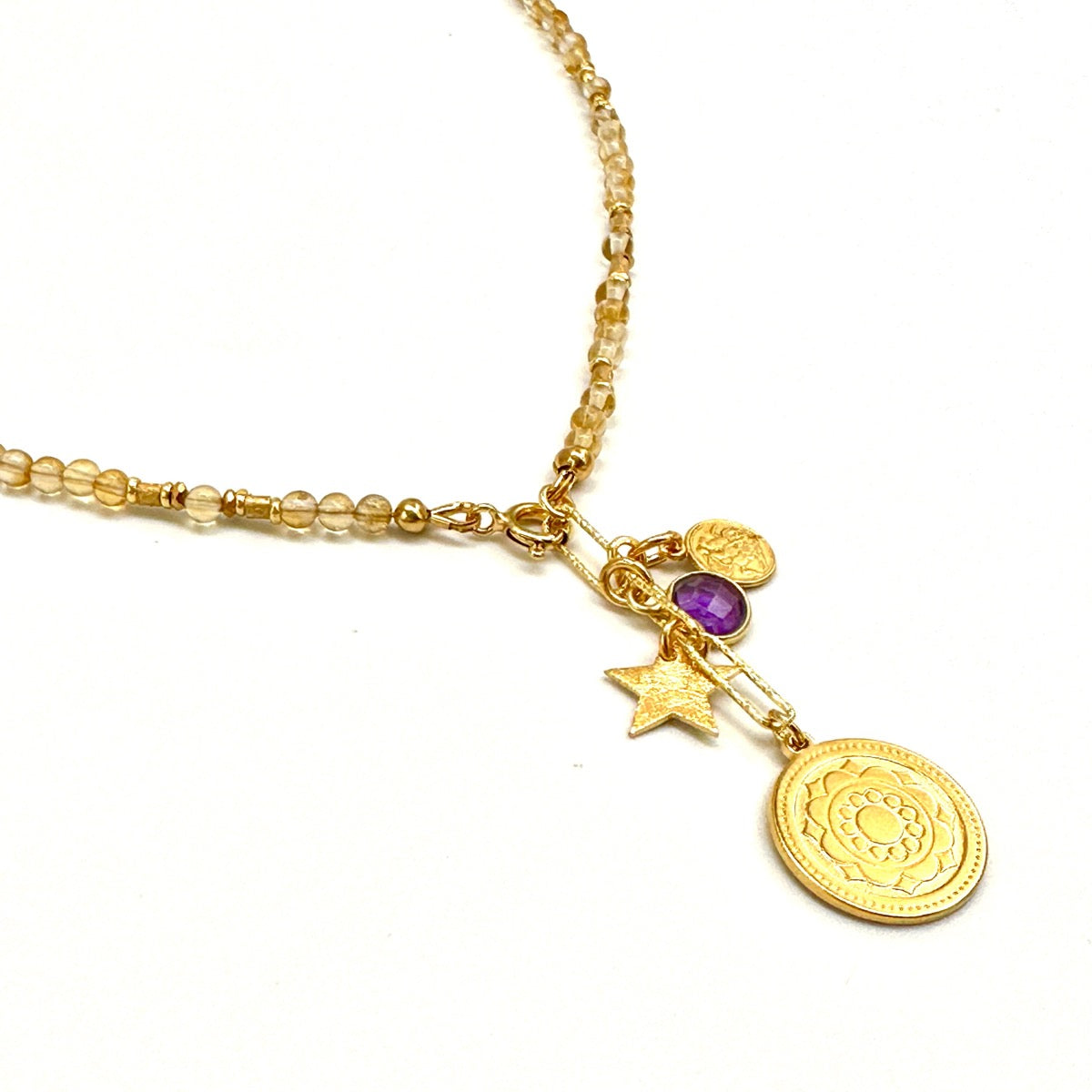 Złoty naszyjnik cytryn z logo Ewa Mrochen Jewellery, elegancki biżuteria na szyję z kamieniem cytrynowym.
