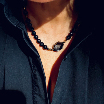 Czarny naszyjnik Black Beauty od Ewa Mrochen Jewellery® z eleganckim designem i ozdobnym zawieszeniem, idealny na wyjątkowe okazje.