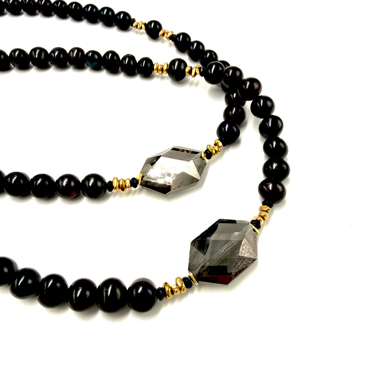Czarny naszyjnik Black Beauty od Ewa Mrochen Jewellery® z czarną perłą na delikatnym łańcuszku, elegancki i stylowy.