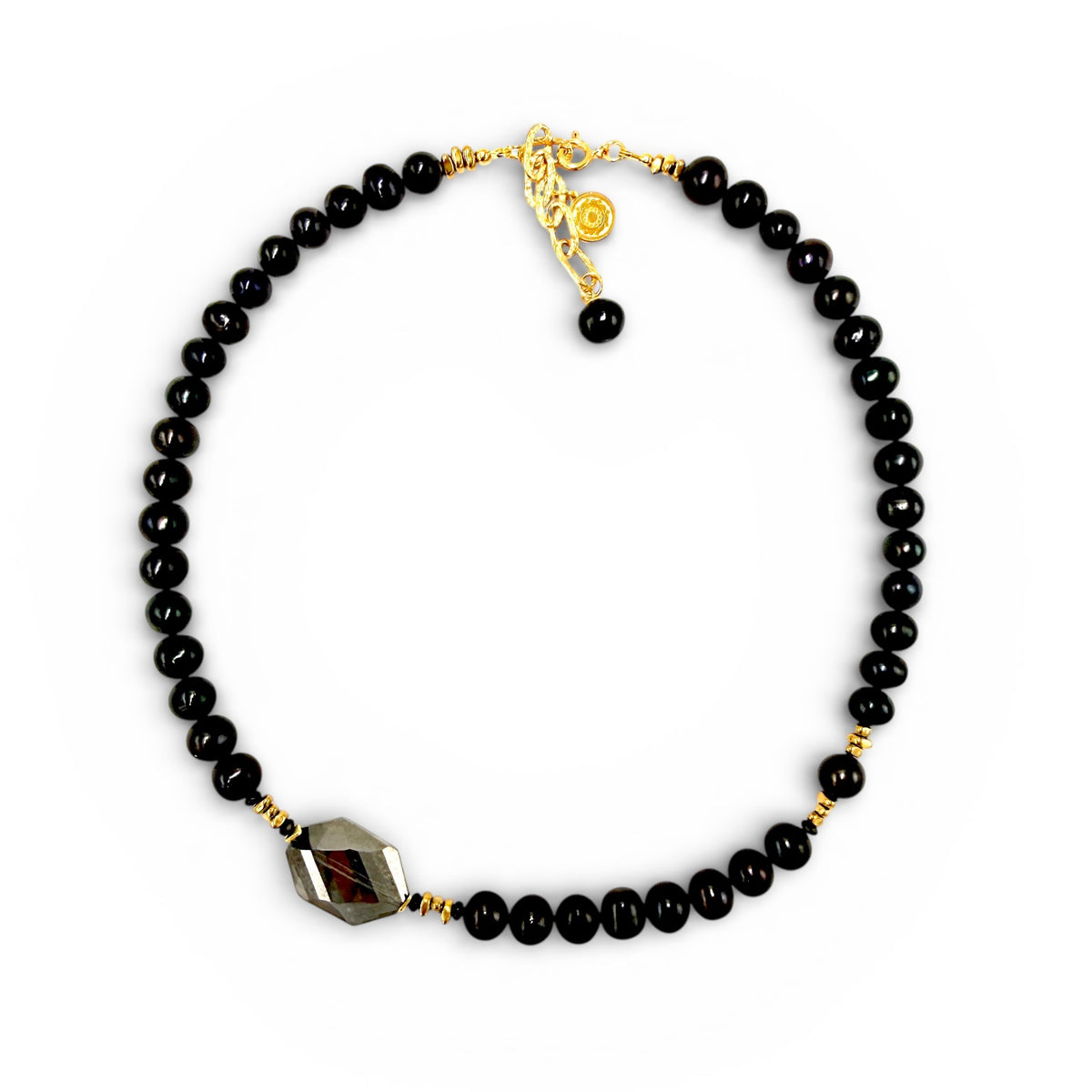 Czarny naszyjnik Black Beauty marki Ewa Mrochen Jewellery® z czarną perłą na delikatnym łańcuszku.