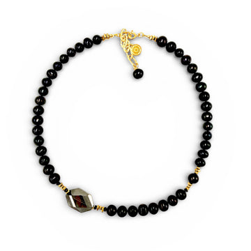 Czarny naszyjnik Black Beauty Ewa Mrochen Jewellery® z eleganckim designem i połyskującym czarnym kamieniem.