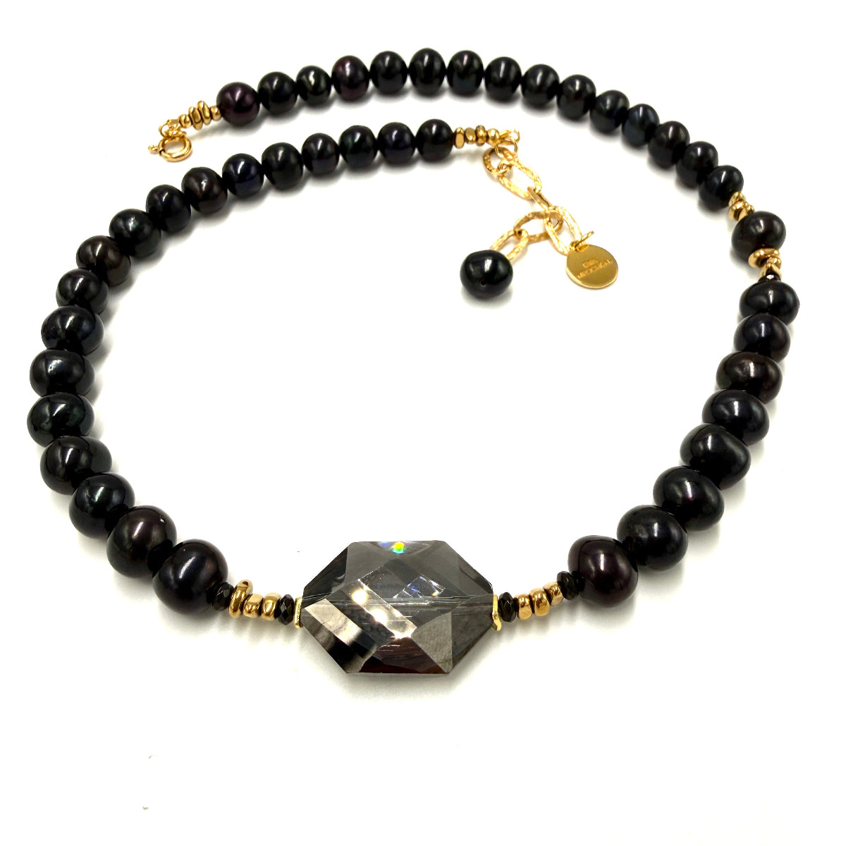 Czarny naszyjnik Black Beauty od Ewa Mrochen Jewellery® z czarną perłą na eleganckim sznurku lub łańcuszku.