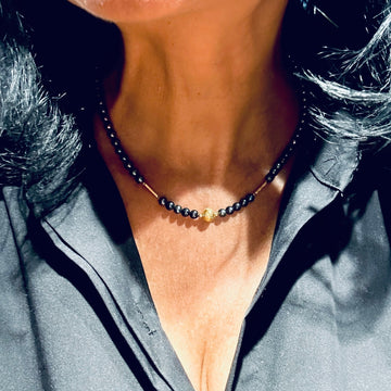 Czarny naszyjnik z perłą od Ewa Mrochen Jewellery® na zdjęciu, elegancki ozdobny element biżuterii dla kobiet