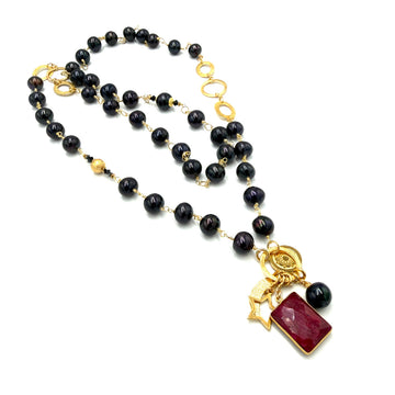 Luksusowy czarny naszyjnik z perłą od Ewa Mrochen Jewellery, elegancki dodatek do stylizacji wieczorowych.