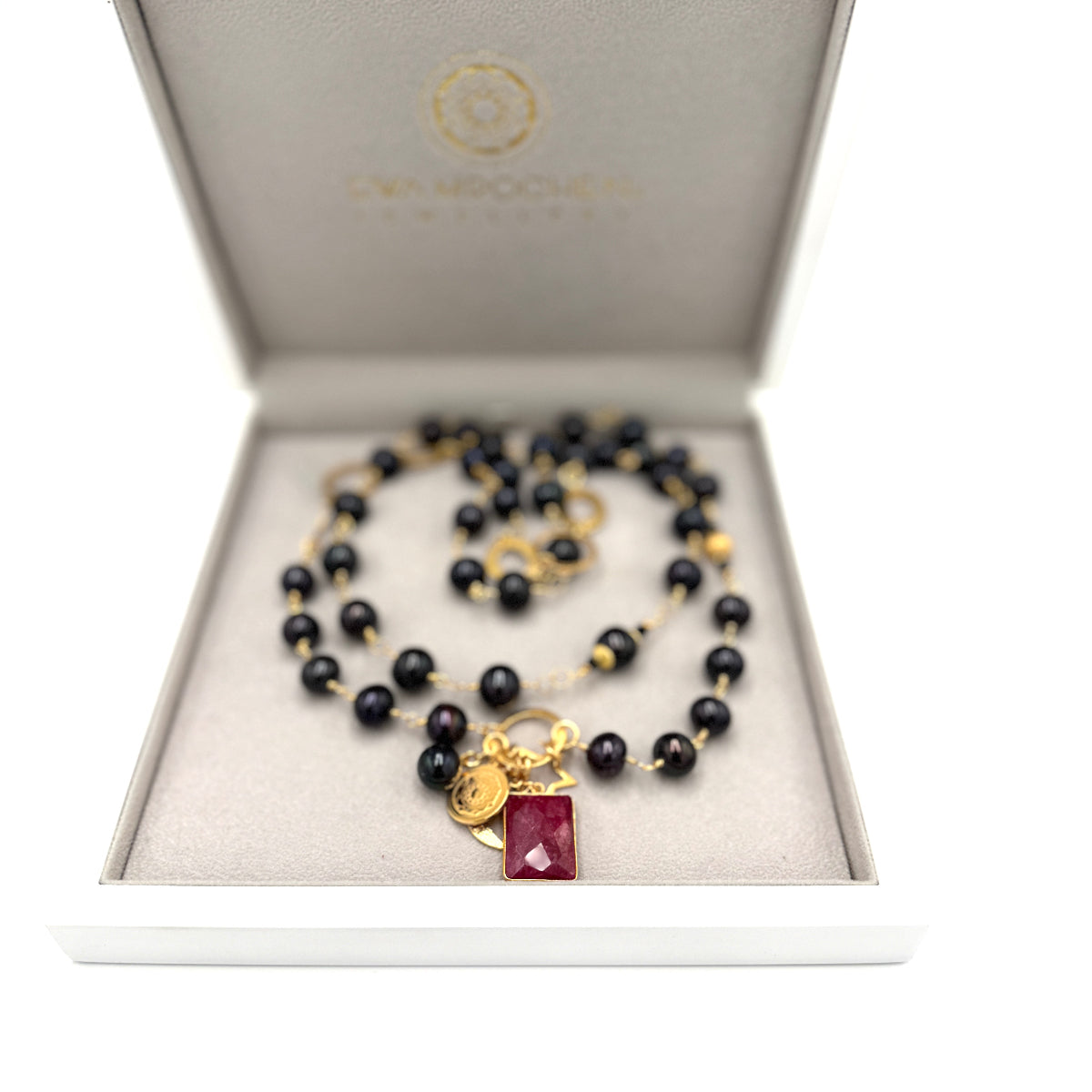 Czarny naszyjnik Królowa Obfitości od Ewa Mrochen Jewellery z dużą czarną perłą i eleganckim designem.