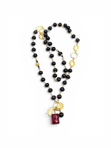 Czarny naszyjnik z perłą od Ewa Mrochen Jewellery, elegancki dodatek z perłami i delikatnym wykończeniem na szyję.