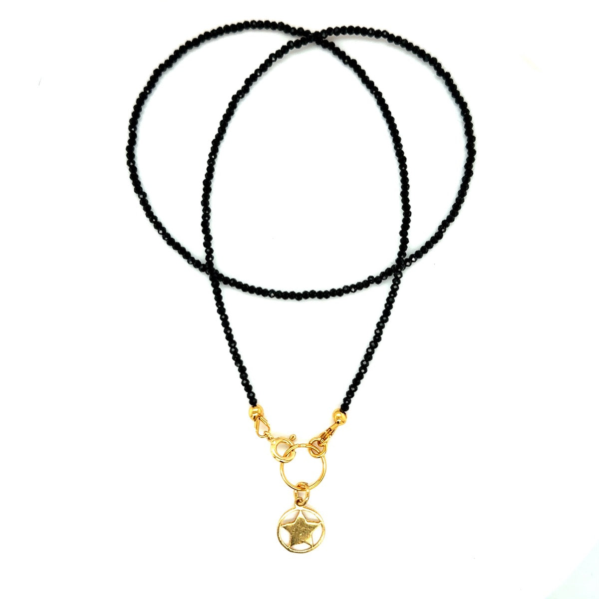 Czarny naszyjnik Spinel marki Ewa Mrochen Jewellery na zdjęciu, elegancki dodatek do stylizacji, ozdobiony czarnym spinel.