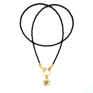 Czarny naszyjnik Spinel marki Ewa Mrochen Jewellery na zdjęciu, elegancki dodatek do stylizacji, ozdobiony czarnym spinel.