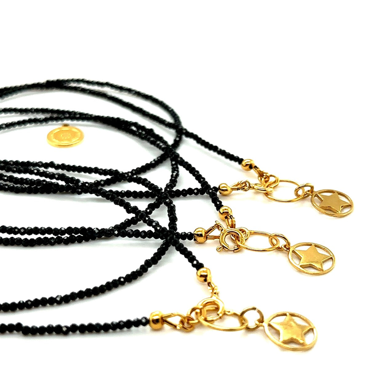 Czarny spinel na naszyjniku DIVINE od Ewa Mrochen Jewellery, elegancki naszyjnik z czarnym kamieniem, widoczny na zdjęciu.