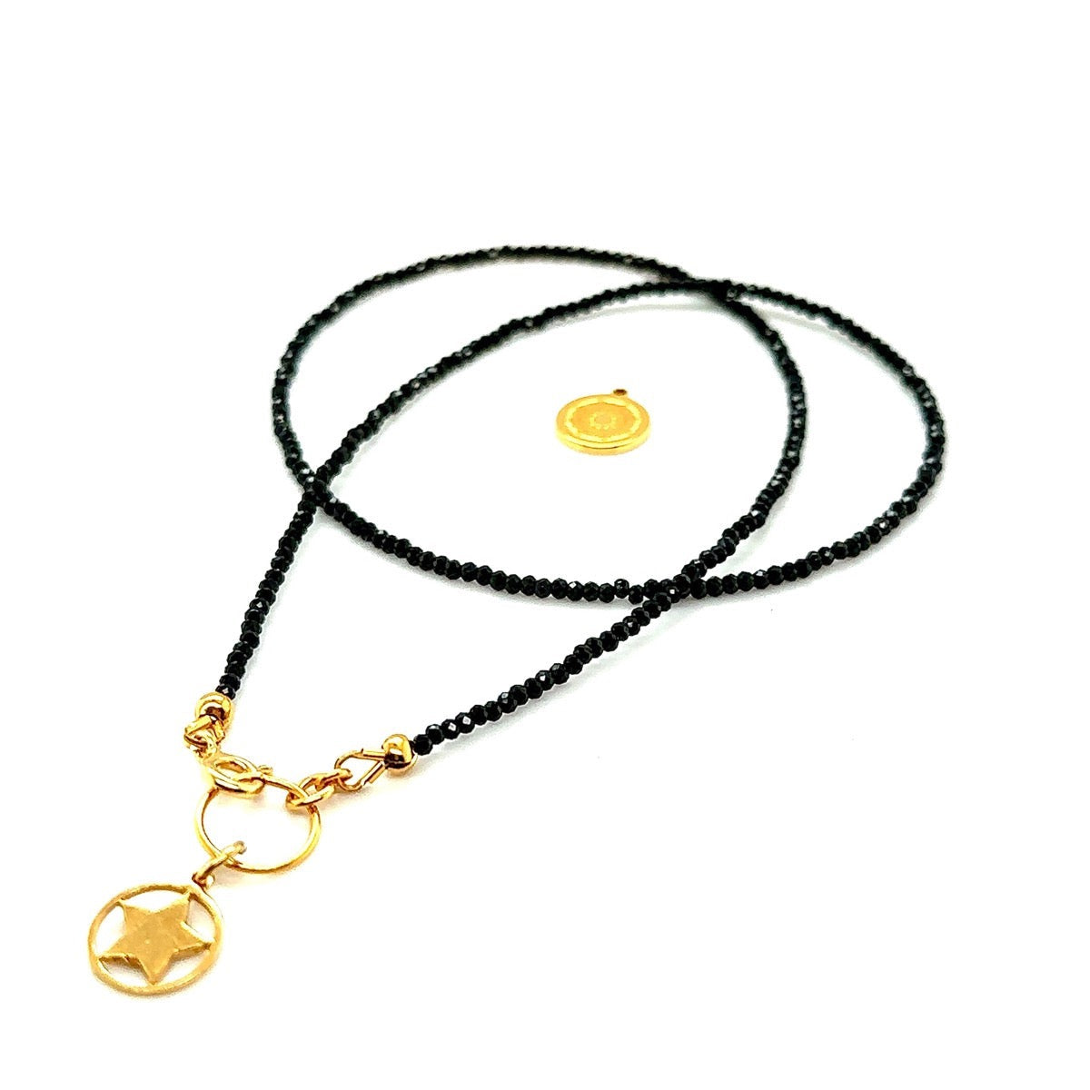 Czarny spinel na naszyjniku DIVINE od Ewa Mrochen Jewellery, elegancki naszyjnik z czarnym kamieniem, na zdjęciu.
