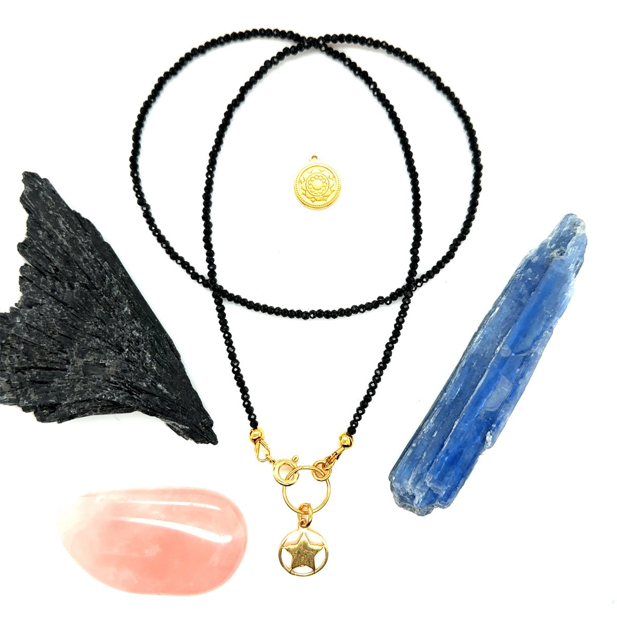 Czarny spinel na naszyjniku DIVINE od Ewa Mrochen Jewellery, elegancki naszyjnik z czarnym kamieniem, delikatny i stylowy.
