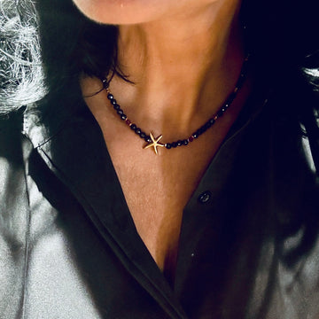 Czarny naszyjnik z spinelu marki Ewa Mrochen Jewellery, ozdobny naszyjnik z czarnym kamieniem i eleganckim designem.