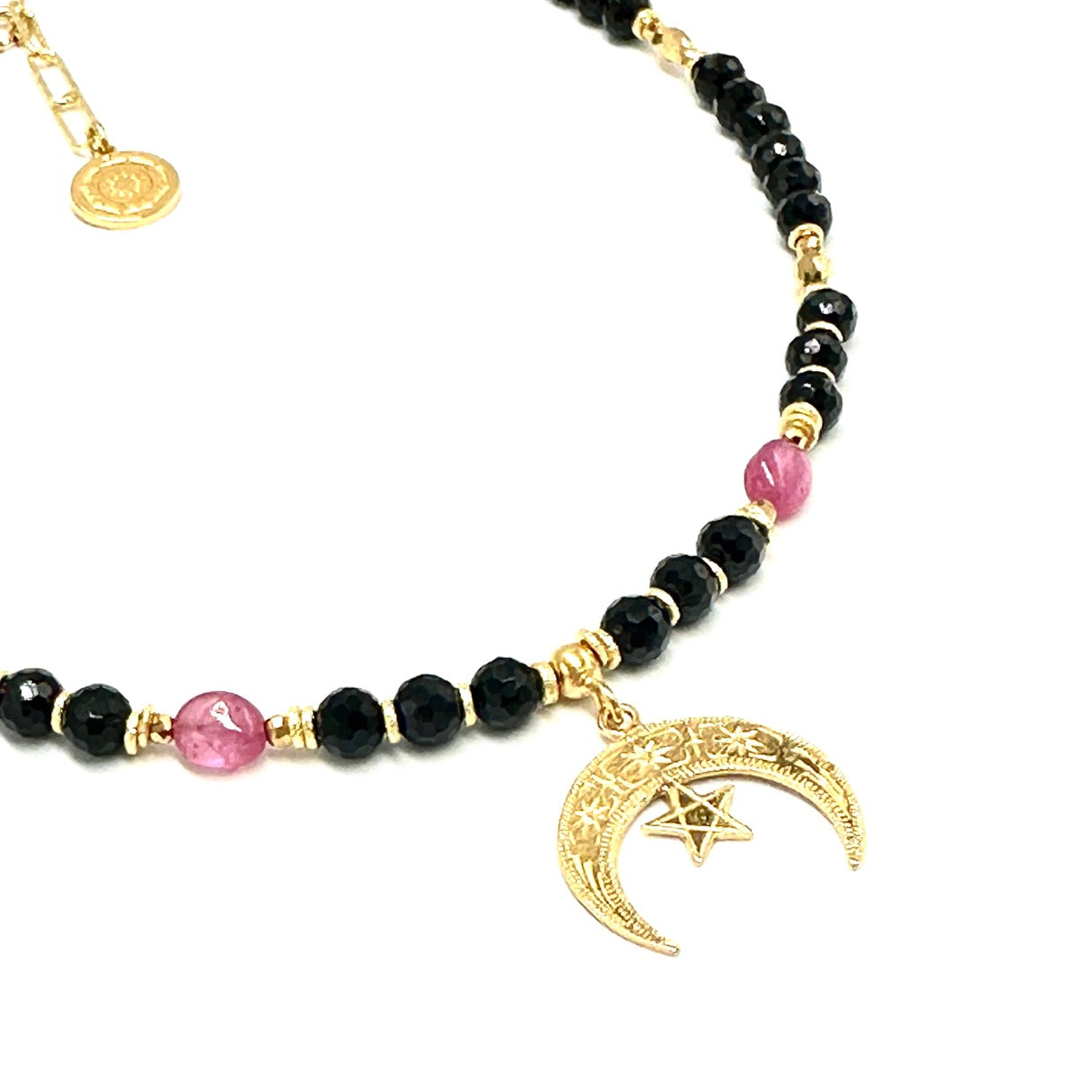 Czarny spinel i rubin, naszyjnik Ewa Mrochen Jewellery, energetyczny i ozdobny, pokazany na zdjęciu.