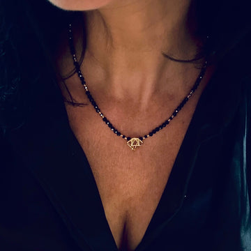 Czarny turmalinowy naszyjnik Diamentowa Królowa od Ewa Mrochen Jewellery na zdjęciu, ozdobny i elegancki biżuteria damska