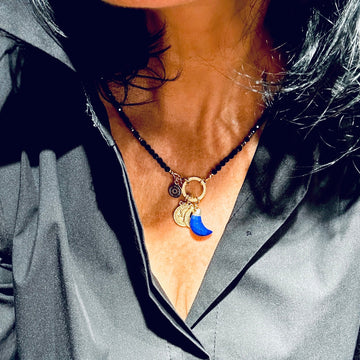 Czarny turmalin w naszyjniku Ewa Mrochen Jewellery, elegancki naszyjnik z czarnym turmalinem na delikatnym łańcuszku.