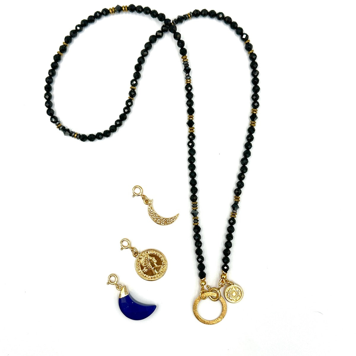 Czarny turmalin na naszyjniku Ewa Mrochen Jewellery, elegancki czarny kamień w srebrnym łańcuszku, nowoczesny design.