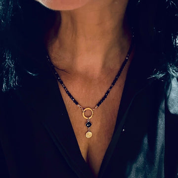 Czarny naszyjnik z turmalinem od Ewa Mrochen Jewellery, symbol mocnej ochrony, na tle jasnego tła.