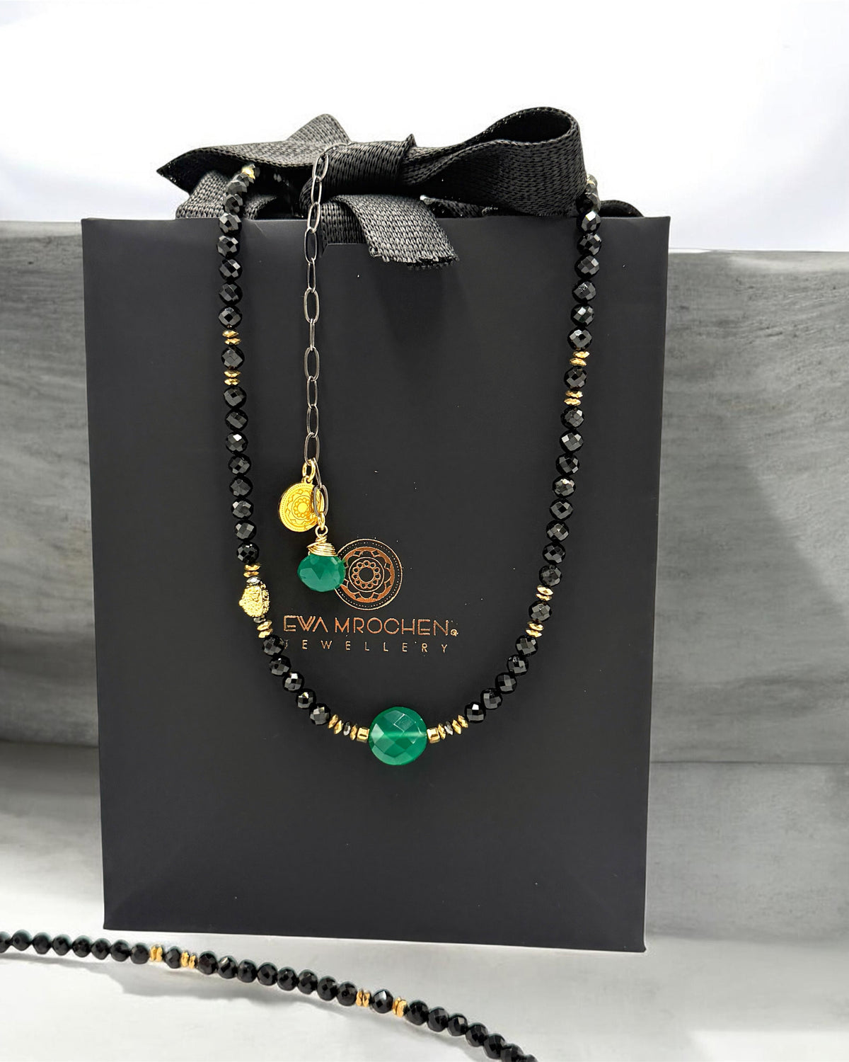 Czarny turmalin i zielony onyks, naszyjnik Ewa Mrochen Jewellery®, symbol mocy, odwagi i ochrony, na zdjęciu.
