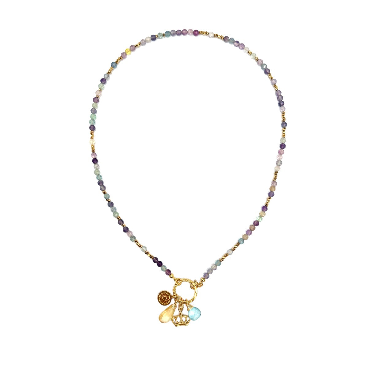 Naszyjnik Fluoryt Aura Pomyślności od Ewa Mrochen Jewellery z niebieskim kamieniem i delikatnym łańcuszkiem.