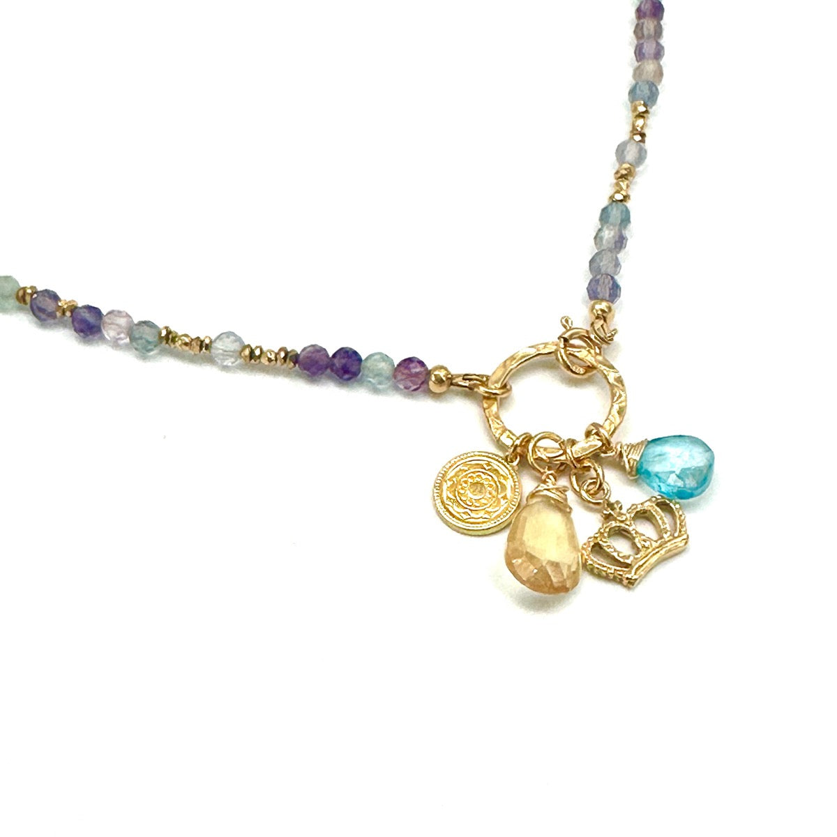 Naszyjnik Aura Pomyślności z fluorytem od Ewa Mrochen Jewellery, elegancki biżuteria z kamieniem w naturalnym otoczeniu