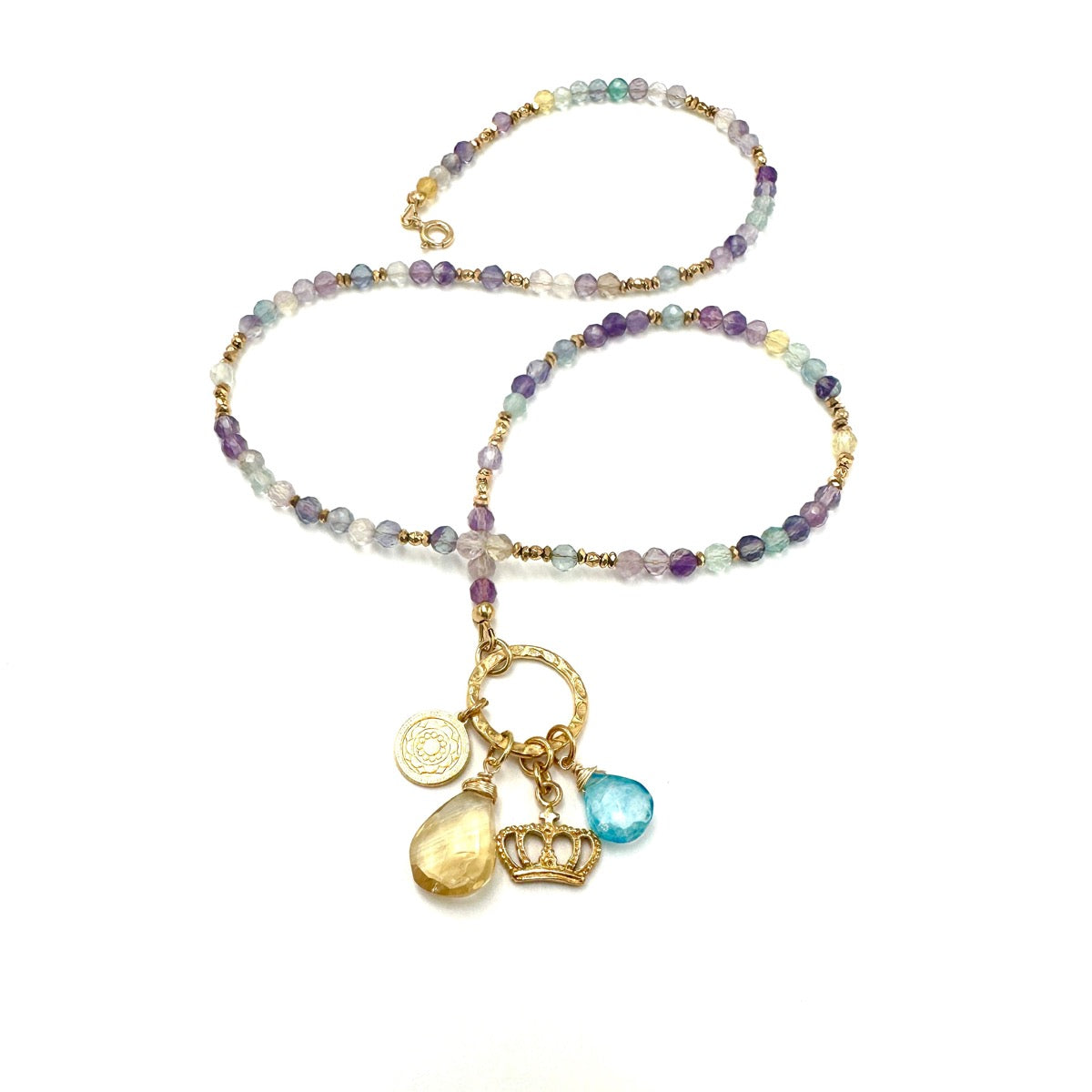 Naszyjnik Aura Pomyślności z fluorytu od Ewa Mrochen Jewellery, ozdobny naszyjnik z naturalnym kamieniem i delikatnym łańcuszkiem.