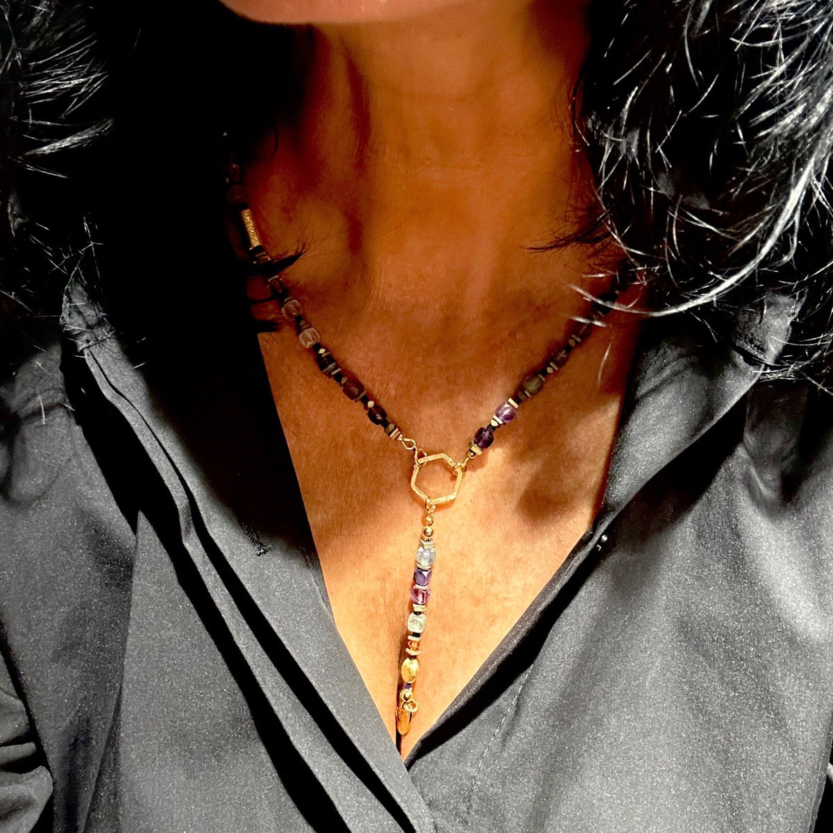 Naszyjnik z fluorytem od Ewa Mrochen Jewellery, elegancki i naturalny kamień w ozdobnej oprawie na wyświetlanym zdjęciu.