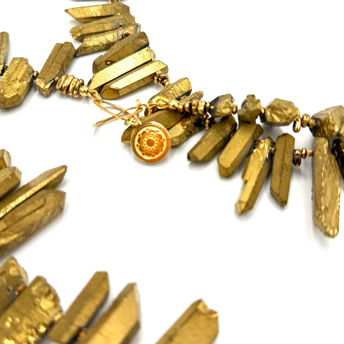 Złoty naszyjnik z kryształami marki Ewa Mrochen Jewellery® na tle jasnego tła, elegancki i błyszczący dodatek do stroju.