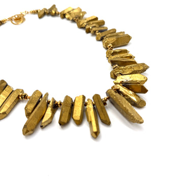 Złoty naszyjnik z kryształami Golden Aura od Ewa Mrochen Jewellery®, ozdobny i elegancki, na tle białej tkaniny