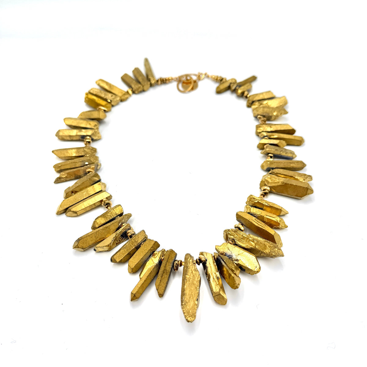 Złoty naszyjnik Golden Aura z kryształami od Ewa Mrochen Jewellery® na zdjęciu, elegancki i błyszczący dodatek do stroju