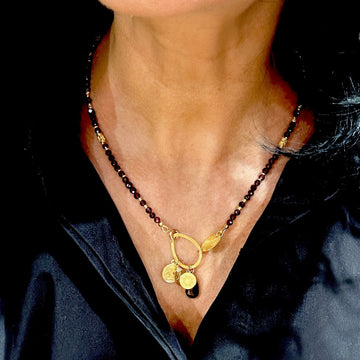 Naszyjnik Granat Feniksa Ewa Mrochen Jewellery, limitowana edycja, ozdobny naszyjnik z granatem i motywem feniksa.