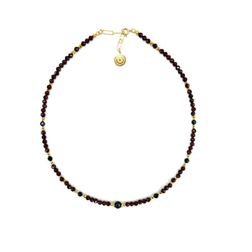 Złoty naszyjnik z granatem i symbolem miłości od Ewa Mrochen Jewellery na białym tle.