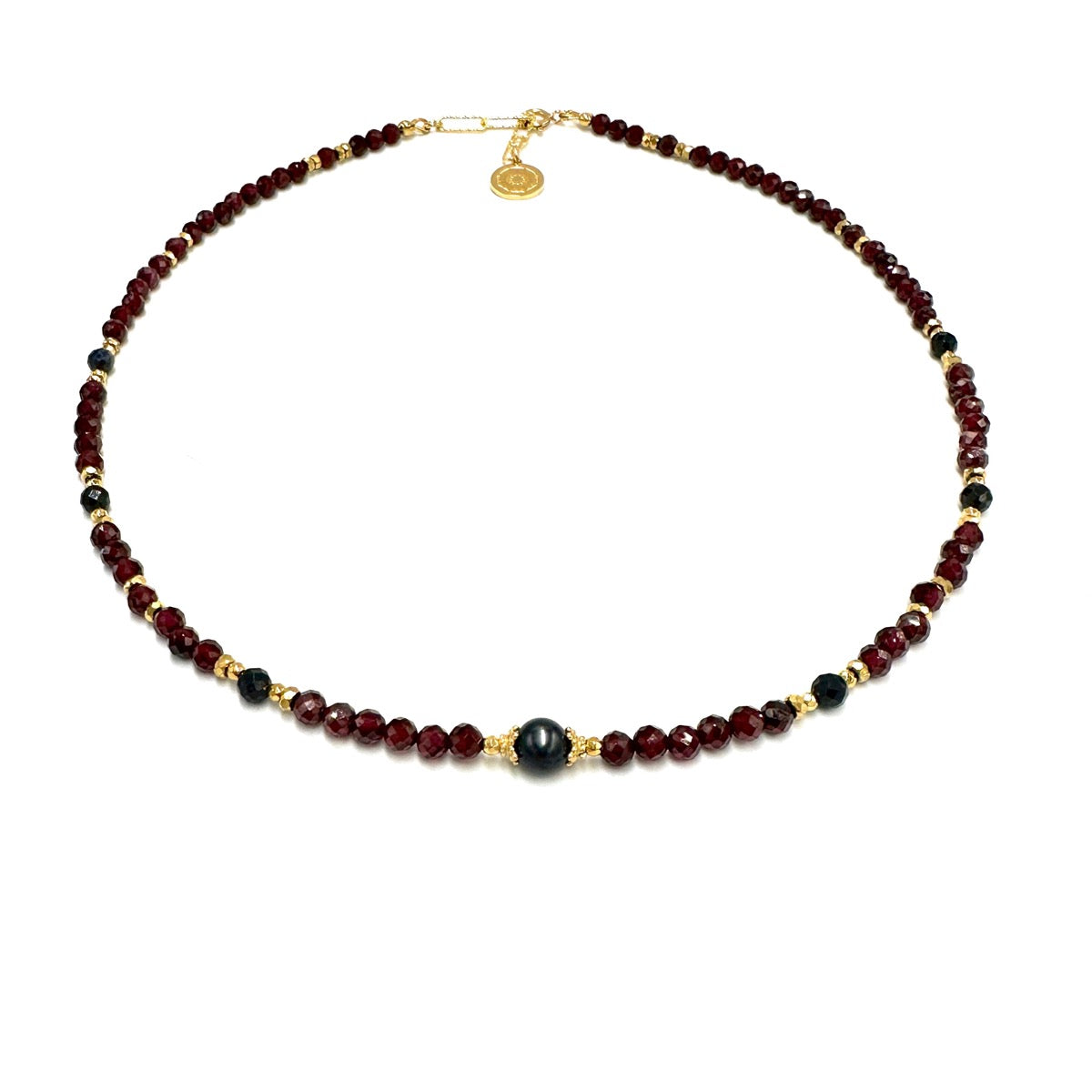 Naszyjnik z granatem od Ewa Mrochen Jewellery symbolizujący miłość i kreatywność, z ozdobnym zawieszeniem na łańcuszku.