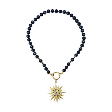 Granatowa perła na naszyjniku Guiding Star od Ewa Mrochen Jewellery, elegancki biżuteria z perłowym akcentem
