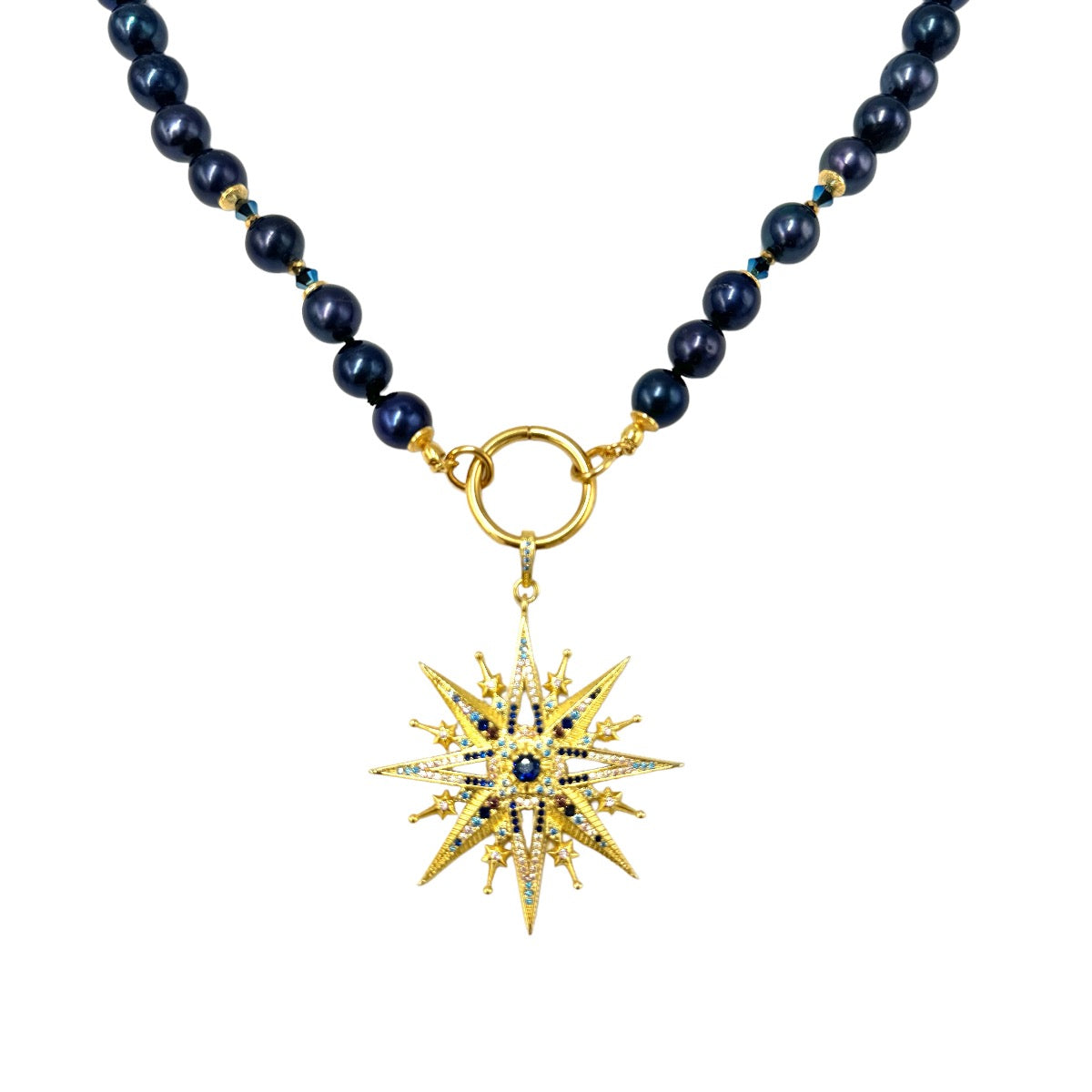 Granatowa perła na naszyjniku Guiding Star od Ewa Mrochen Jewellery, elegancki biżuteria z perłowym elementem.