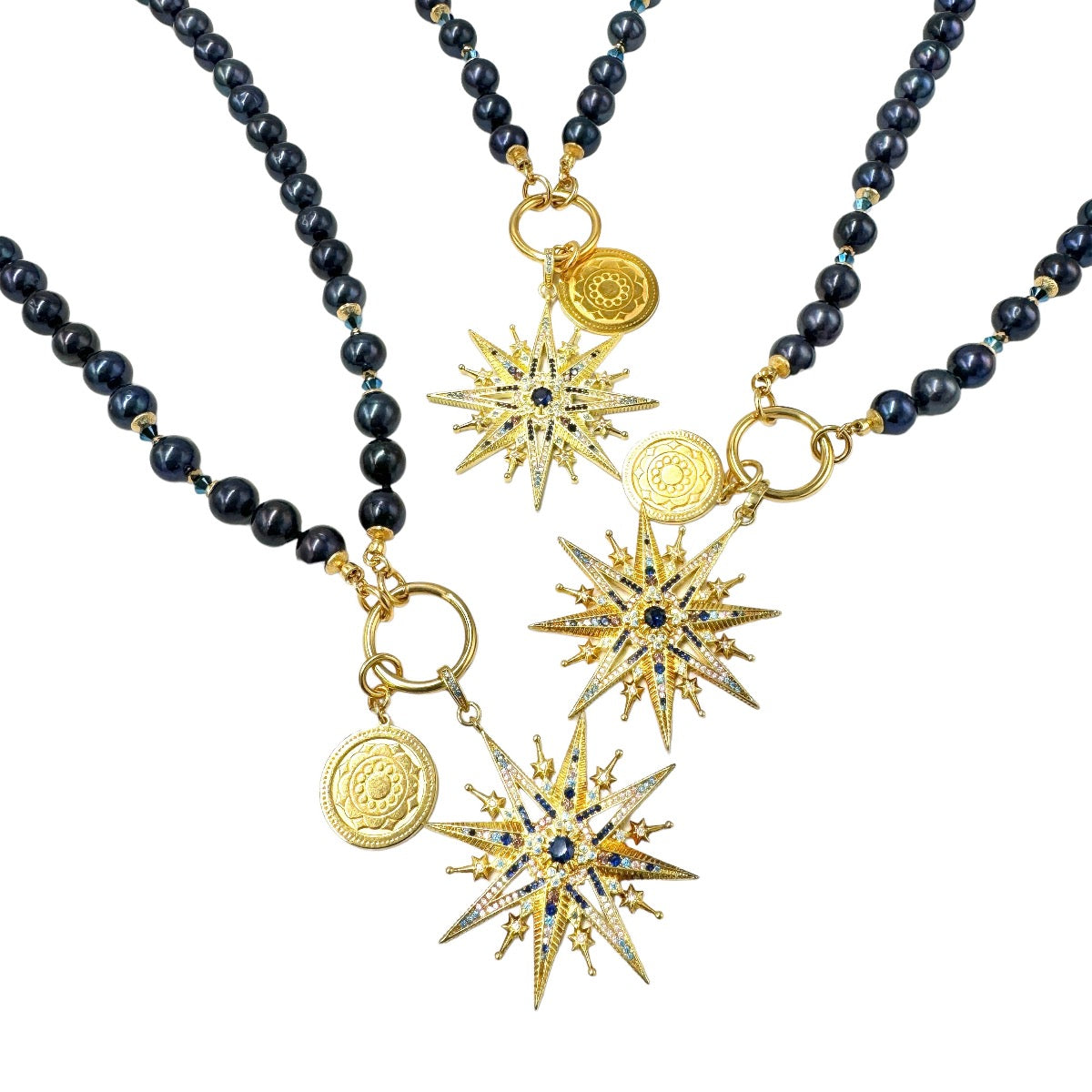 Granatowa perła i srebrny naszyjnik Guiding Star marki Ewa Mrochen Jewellery na tle białego tła.